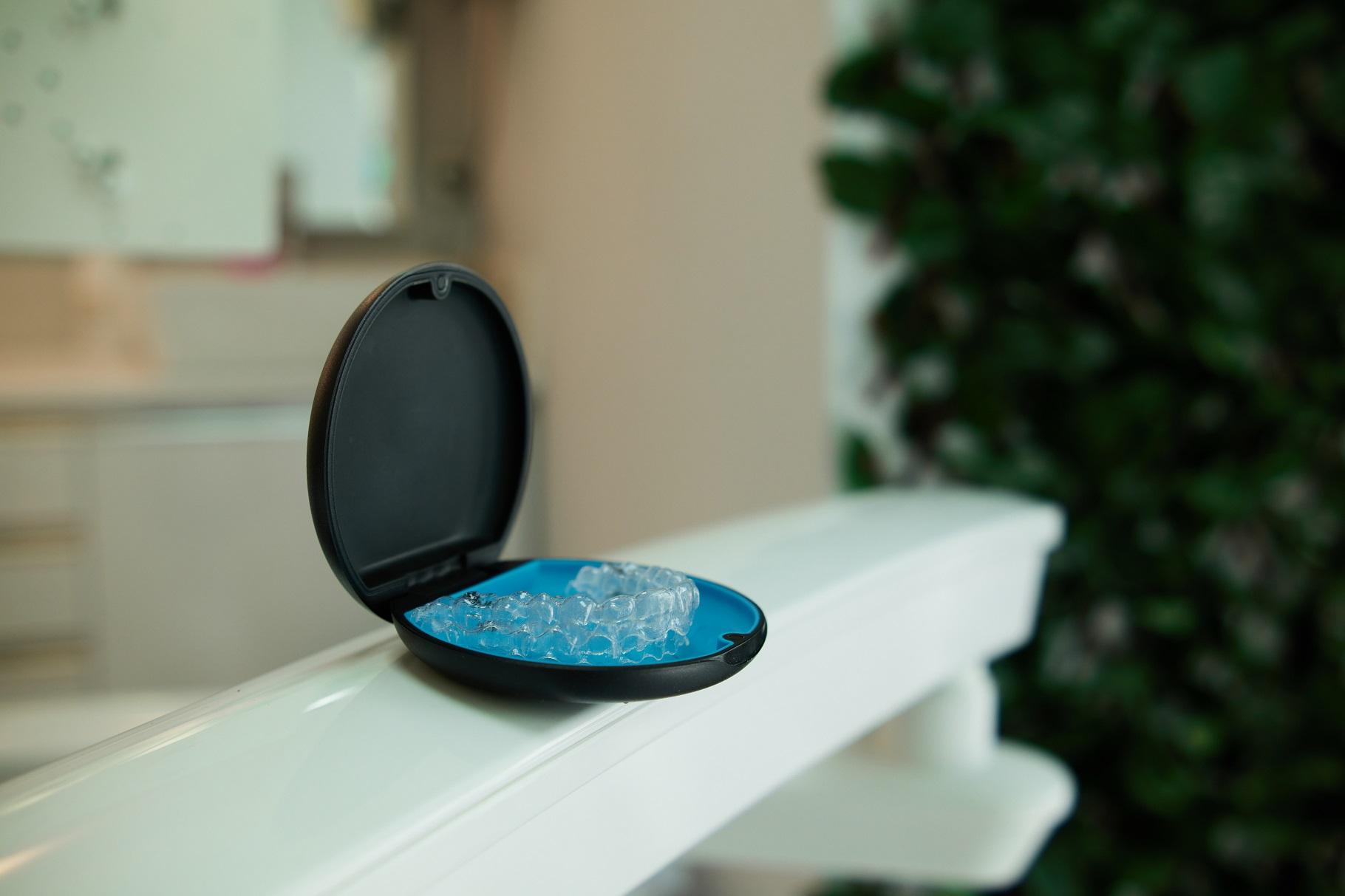 Cómo limpiar alineadores Invisalign
