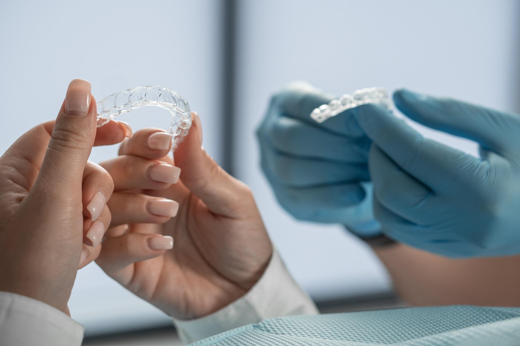 Cómo quitar invisalign sin dificultad